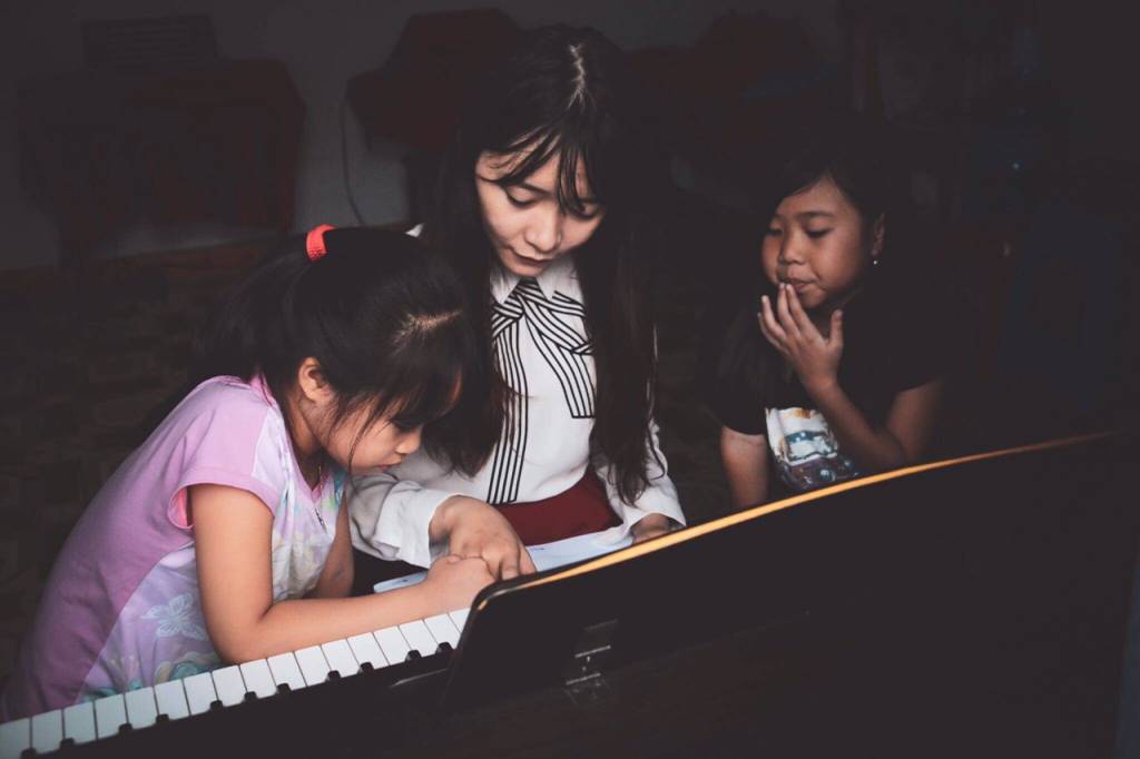 Học viên học đàn piano